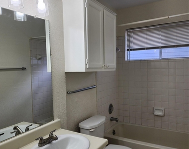 502 Burlwood Ct - Photo Thumbnail 12