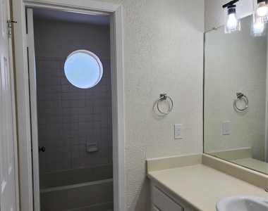 502 Burlwood Ct - Photo Thumbnail 7