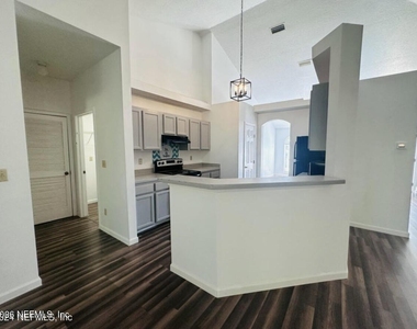 543 Charles Pinckney Street - Photo Thumbnail 5