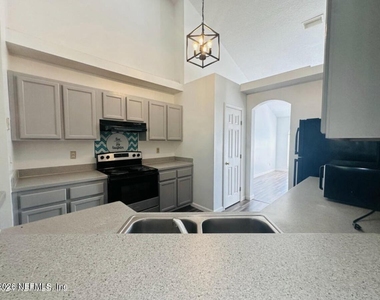 543 Charles Pinckney Street - Photo Thumbnail 4