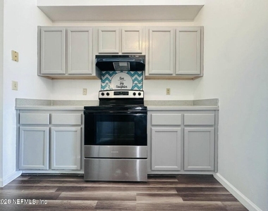 543 Charles Pinckney Street - Photo Thumbnail 7