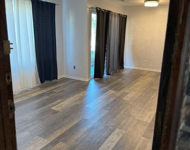 6027 103rd Street - Photo Thumbnail 2