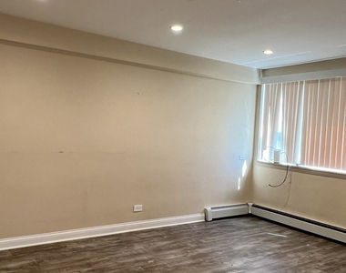 8052 N Oriole Avenue - Photo Thumbnail 12