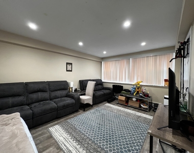 8052 N Oriole Avenue - Photo Thumbnail 7