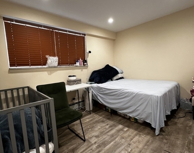 8052 N Oriole Avenue - Photo Thumbnail 9