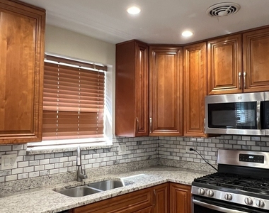 8052 N Oriole Avenue - Photo Thumbnail 4