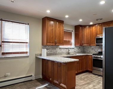8052 N Oriole Avenue - Photo Thumbnail 3