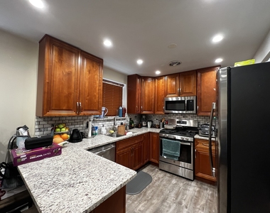 8052 N Oriole Avenue - Photo Thumbnail 6
