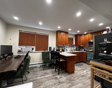 8052 N Oriole Avenue - Photo Thumbnail 5