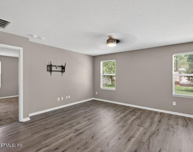 9099 Tahoe Lane - Photo Thumbnail 14