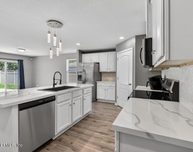 9099 Tahoe Lane - Photo Thumbnail 8