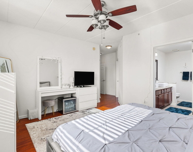 656 Pearson Street - Photo Thumbnail 13