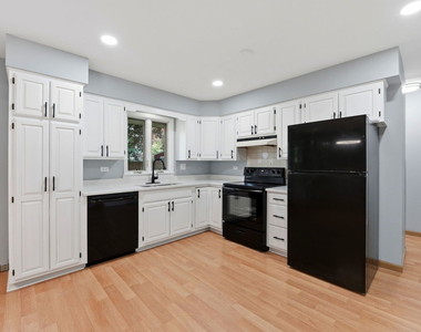 152 Crestwood Drive - Photo Thumbnail 14