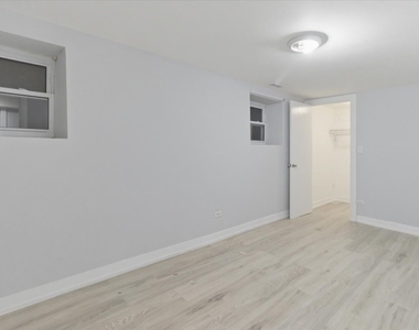 910 W Gunnison Street - Photo Thumbnail 5