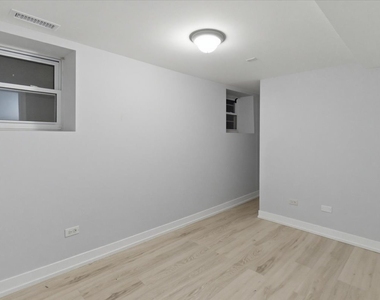 910 W Gunnison Street - Photo Thumbnail 7