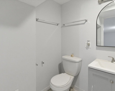 910 W Gunnison Street - Photo Thumbnail 8