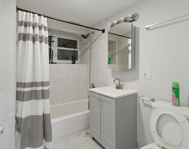 910 W Gunnison Street - Photo Thumbnail 6