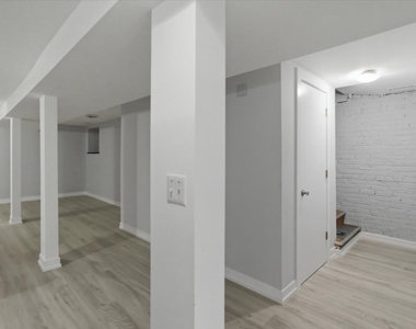 910 W Gunnison Street - Photo Thumbnail 3