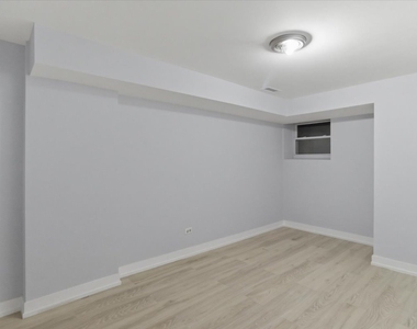 910 W Gunnison Street - Photo Thumbnail 9