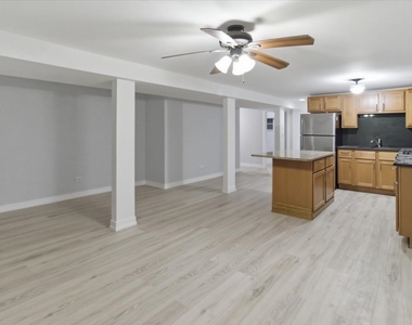 910 W Gunnison Street - Photo Thumbnail 2