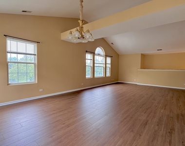 2905 Stonewater Drive - Photo Thumbnail 3