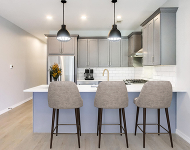 552 E 46th Place - Photo Thumbnail 2