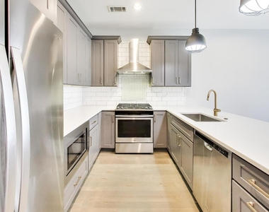 552 E 46th Place - Photo Thumbnail 3
