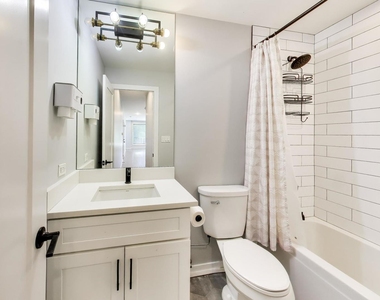552 E 46th Place - Photo Thumbnail 5