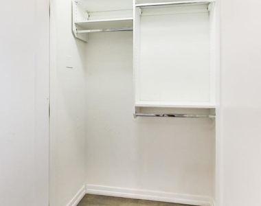 552 E 46th Place - Photo Thumbnail 8