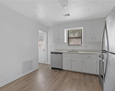 233 Tanglewood Drive - Photo Thumbnail 8