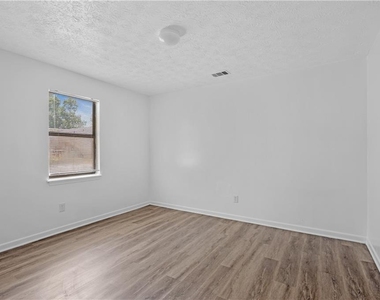 233 Tanglewood Drive - Photo Thumbnail 10