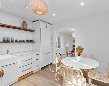 716 Stokeswood Avenue Se - Photo Thumbnail 4