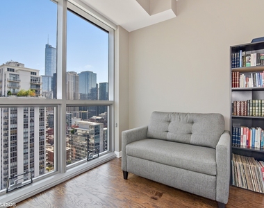303 W Ohio Street - Photo Thumbnail 4