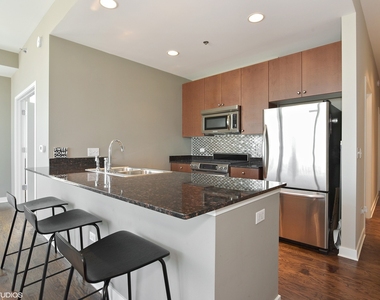 303 W Ohio Street - Photo Thumbnail 3