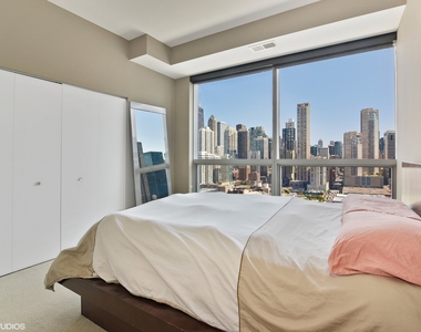 303 W Ohio Street - Photo Thumbnail 5
