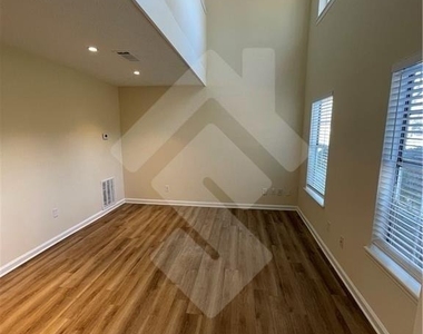 4267 Grogan Street Nw - Photo Thumbnail 3