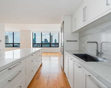 180 E Pearson Street - Photo Thumbnail 6