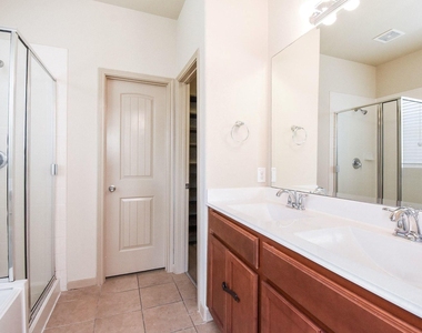 2106 Harmon Crest Court - Photo Thumbnail 20