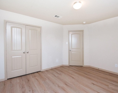 2106 Harmon Crest Court - Photo Thumbnail 32
