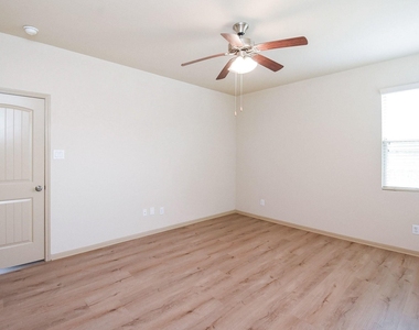 2106 Harmon Crest Court - Photo Thumbnail 19