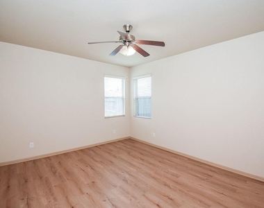 2106 Harmon Crest Court - Photo Thumbnail 17