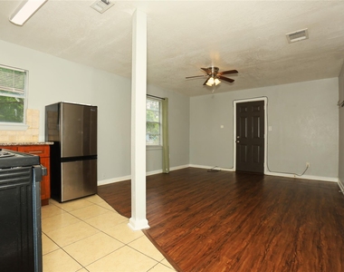 713 S Valderas Street - Photo Thumbnail 2