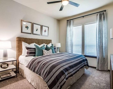 935 N Wilcrest - Photo Thumbnail 11