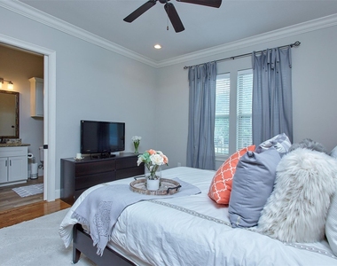 1126 W West 16th Street - Photo Thumbnail 11