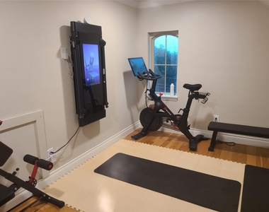 1126 W West 16th Street - Photo Thumbnail 7