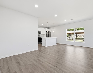 1406 Ford Circle - Photo Thumbnail 6