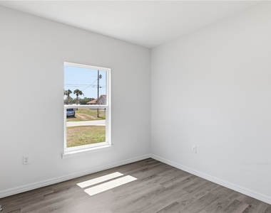 1406 Ford Circle - Photo Thumbnail 22