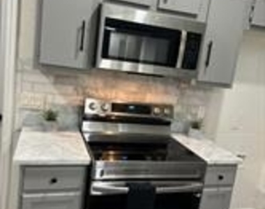 3318 Schroeder Avenue - Photo Thumbnail 3