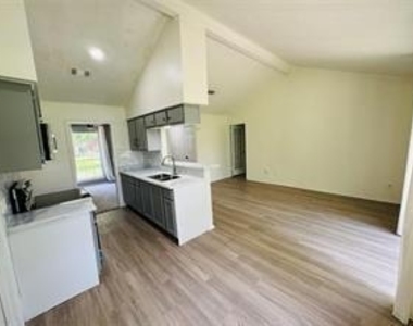 3318 Schroeder Avenue - Photo Thumbnail 2