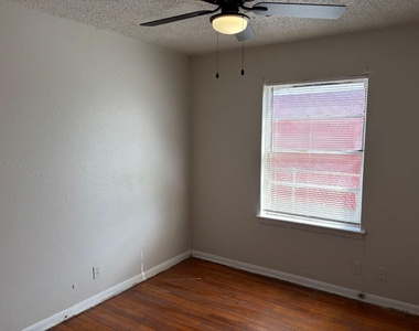 5530 Lakefield Drive - Photo Thumbnail 11
